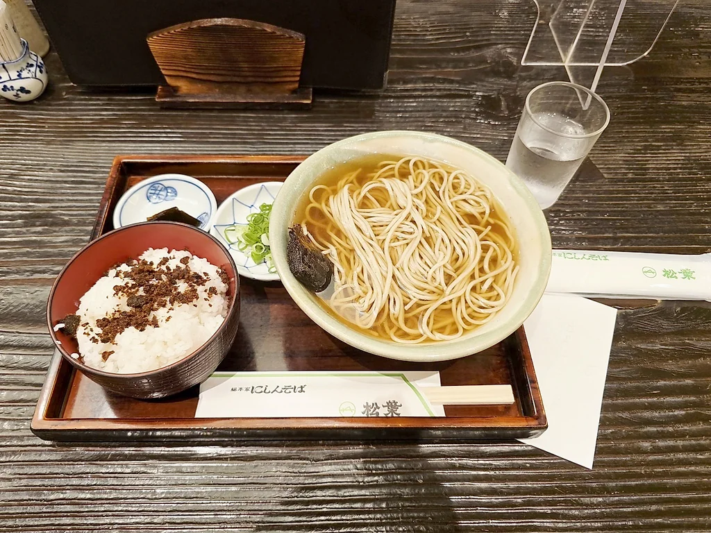 Sajian meja berisi soba dan nasi