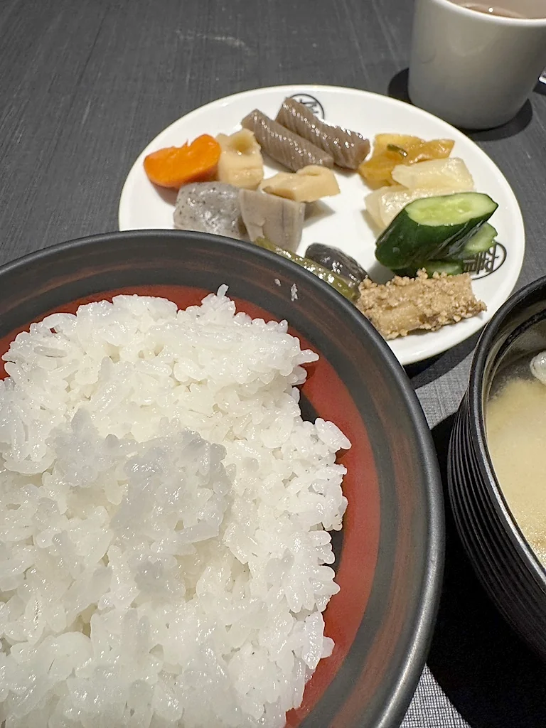 Hidangan yang dilengkapi nasi putih dan lauk pauk sayuran