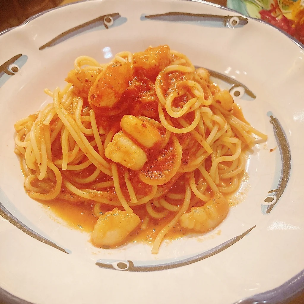 Pasta dengan saus tomat dan pugasan