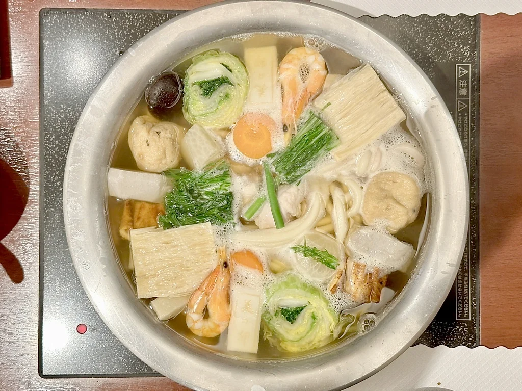 Hidangan hot pot berisi udon, udang, yuba, dan sayuran