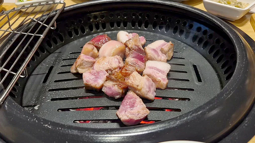 Daging yang sedang dipanggang di atas pemanggang Dojeongyuggwan